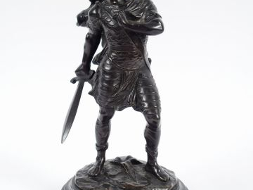 E. DROUOT 'Gaulois'. Sculpture en bronze à patine brune. Sur un socle 