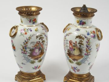 21. Paire de vases en porcelaine allemande à décor polychrome de scène