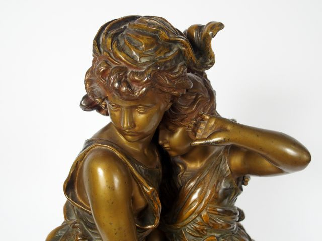 H. MOREAU 'Protection' Groupe en régule à double patine, signé, socle 