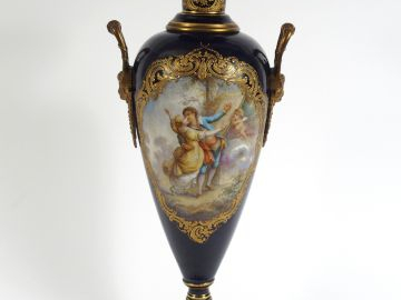 Vase de style Louis XVI en porcelaine polychrome de Sèvres, à décor da