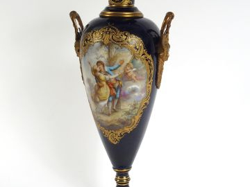 Vase de style Louis XVI en porcelaine polychrome de Sèvres, à décor da