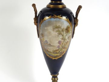 Vase de style Louis XVI en porcelaine polychrome de Sèvres, à décor da