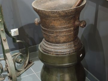 Grand mortier ancien en fonte. H. 36,5 cm. Diam. : 41 cm. Sur son socl