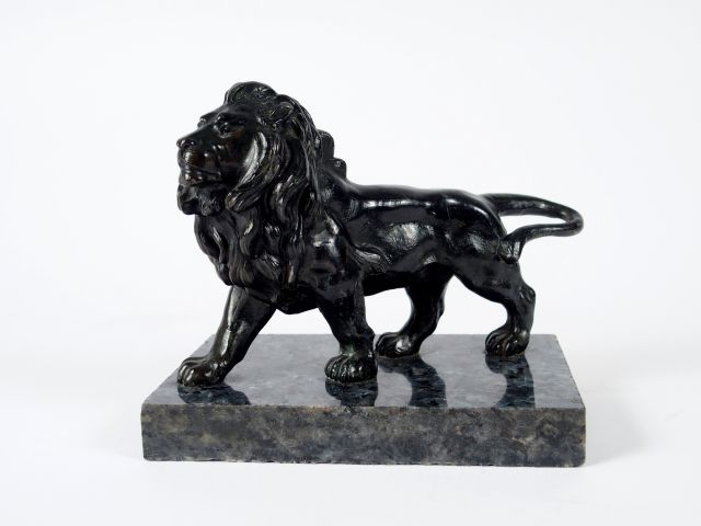 Ecole française fin XIXème début XXème 'Lion marchant". Sujet en bronz