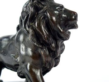 Ecole française fin XIXème début XXème 'Lion marchant". Sujet en bronz