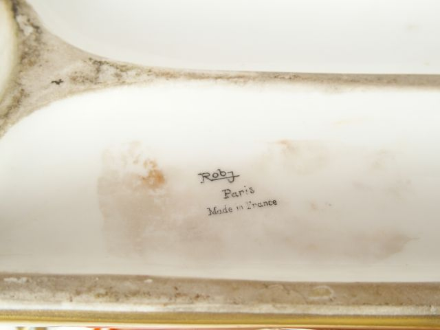 ROBJ. Veilleuse Art Déco en porcelaine polychrome figurant une scène g