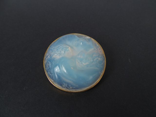 LALIQUE. Broche Art Nouveau en verre opalescent. Diam. 4 cm (petit écl