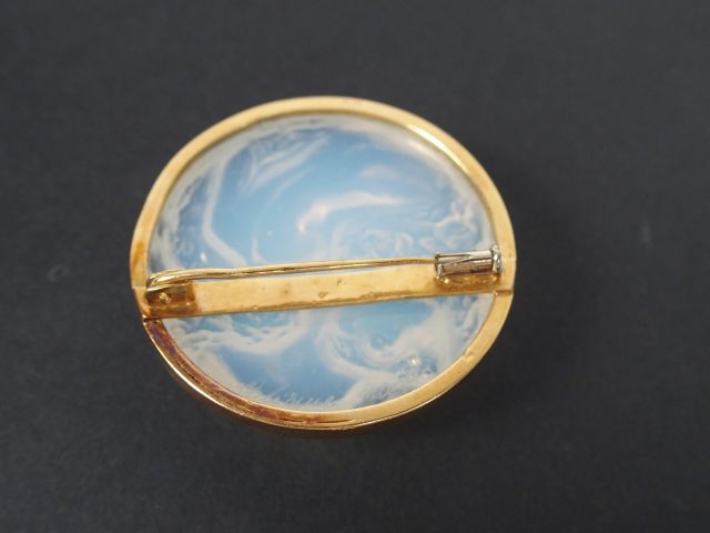 LALIQUE. Broche Art Nouveau en verre opalescent. Diam. 4 cm (petit écl