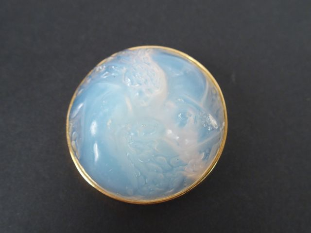 LALIQUE. Broche Art Nouveau en verre opalescent. Diam. 4 cm (petit écl