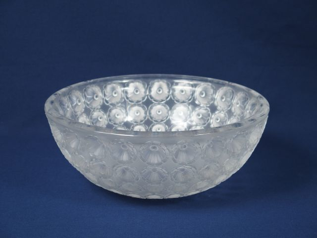 LALIQUE. Coupe 'nemours' en verre moulé translucide, signée. Diam. 25.