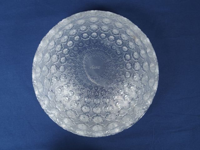 LALIQUE. Coupe 'nemours' en verre moulé translucide, signée. Diam. 25.