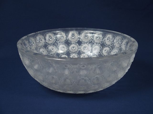 LALIQUE. Coupe 'nemours' en verre moulé translucide, signée. Diam. 25.