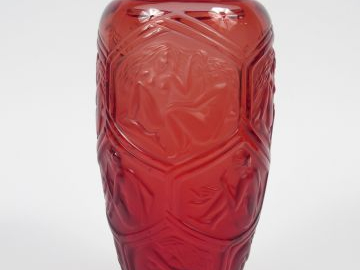 LALIQUE. Vase en verre ambré à décor de jeunes femmes dans des réserve