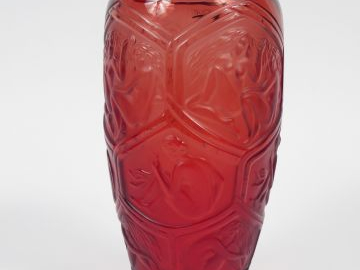LALIQUE. Vase en verre ambré à décor de jeunes femmes dans des réserve