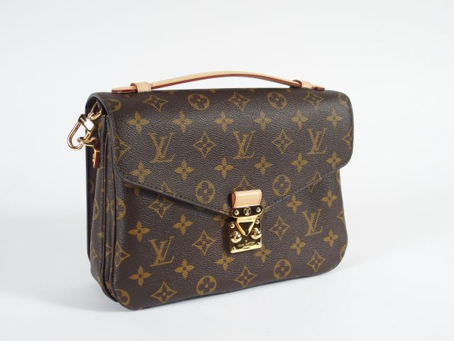 LOUIS VUITTON. Sac besace. Dans son pochon, sa boîte et son sac d'orig