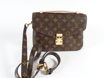 LOUIS VUITTON. Sac besace. Dans son pochon, sa boîte et son sac d'orig