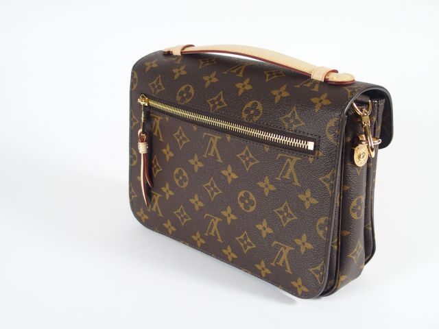 LOUIS VUITTON. Sac besace. Dans son pochon, sa boîte et son sac d'orig
