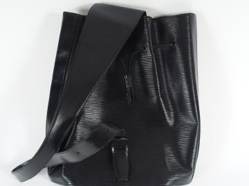 Louis VUITTON. Sac 'épi' en cuir noir.