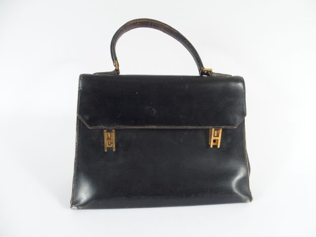 HERMES. Sac Kelly en cuir noir (mauvais état).