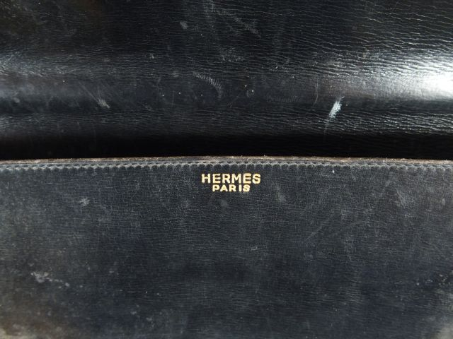 HERMES. Sac Kelly en cuir noir (mauvais état).