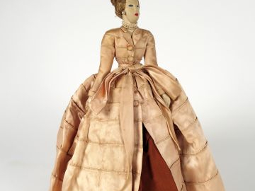 BALENCIAGA. Poupée de mode dans sa robe de soie rose. Porte l'étiquett