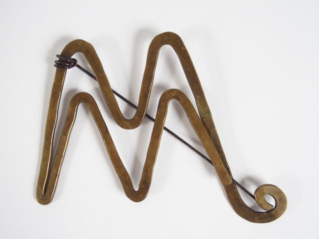 Alexander CALDER (1898-1976) Sans titre, Circa 1950. Broche en laiton 