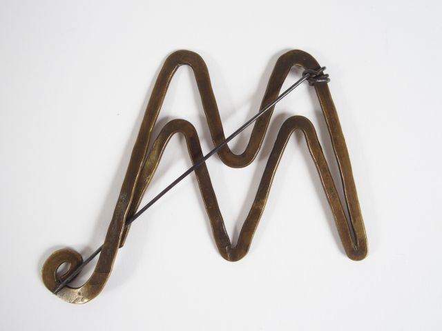 Alexander CALDER (1898-1976) Sans titre, Circa 1950. Broche en laiton 