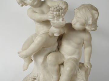 PUGI. 'Amours vendangeurs'. Groupe en marbre de Carrare, Signé. H. 51.