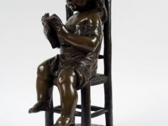 Vente aux enchères LECORNEY. 'Fillette lisant'. Sculpture en bronze à patine verte, signé