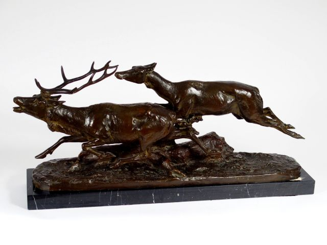 M. FIOT, "Cerf et biche". Grande sculpture en bronze à patine brune su