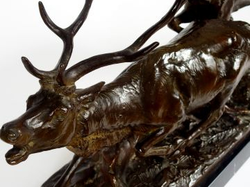 M. FIOT, "Cerf et biche". Grande sculpture en bronze à patine brune su