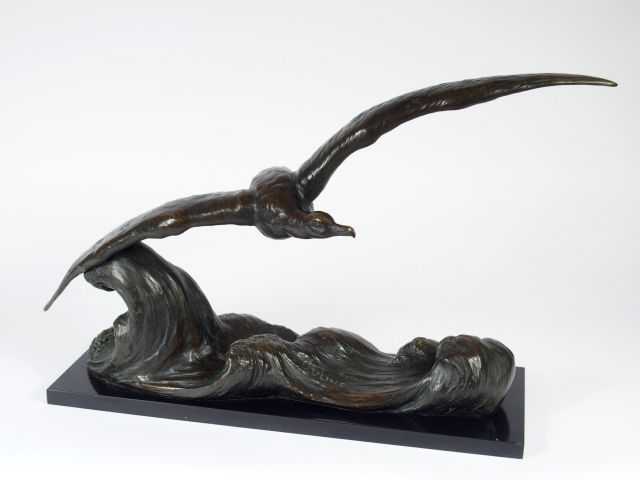 OULINE, "La mouette". Sculpture en bronze à patine brune sur un socle 
