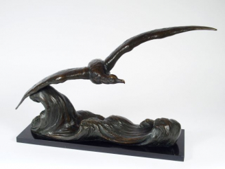 Vente aux enchères OULINE, "La mouette". Sculpture en bronze à patine brune sur un socle 