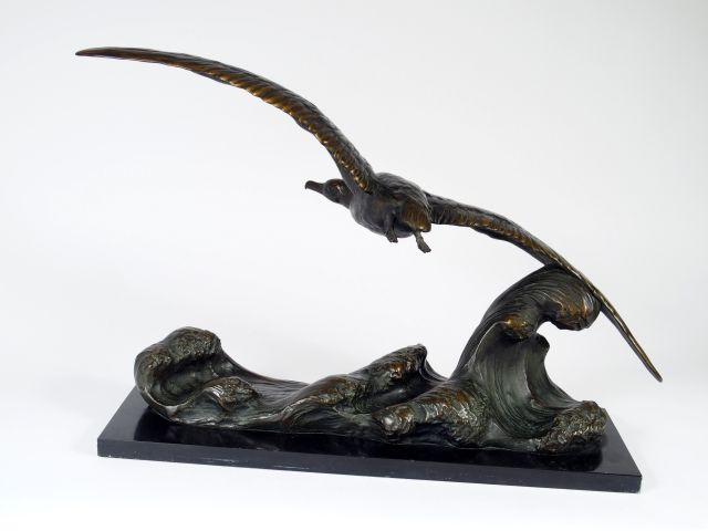 OULINE, "La mouette". Sculpture en bronze à patine brune sur un socle 