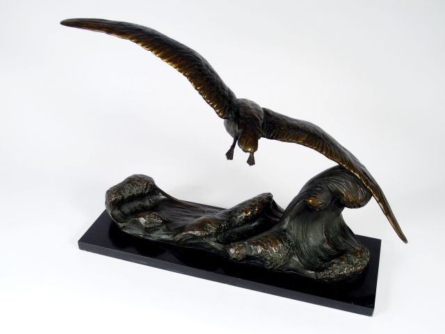 OULINE, "La mouette". Sculpture en bronze à patine brune sur un socle 