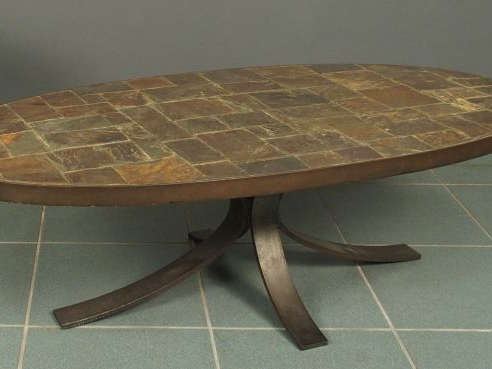 Table basse de forme ovale à plateau de carreaux de céramique, pièteme