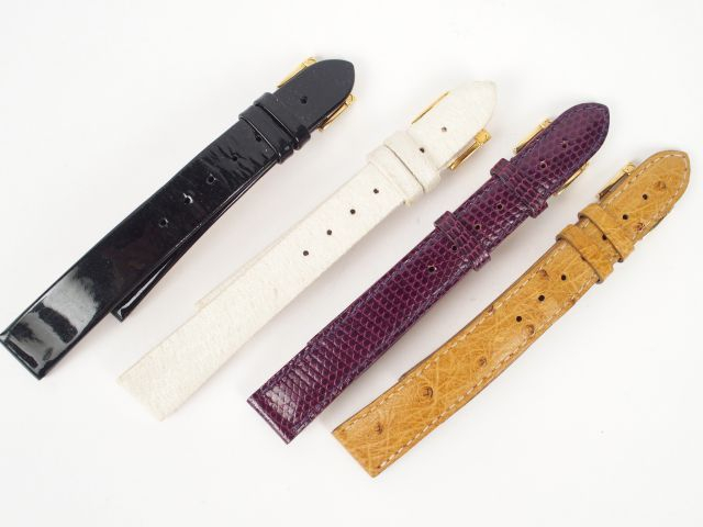 CHRISTIAN LACROIX. Montre femme, boitier carré doré à décor de gravure