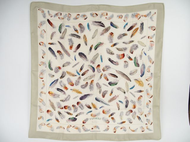 HERMES. Foulard 'Plumes' en soie