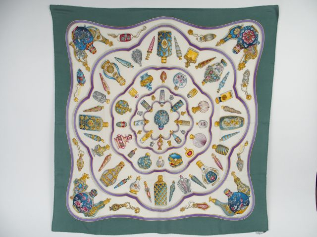 HERMES. Foulard 'Flacons' en soie. Dans sa boite usagée