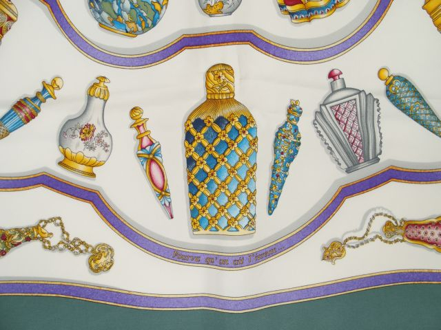 HERMES. Foulard 'Flacons' en soie. Dans sa boite usagée