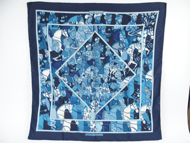 HERMES. Foulard 'Ali-baba' en soie dominante bleue. Dans sa boite usag