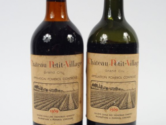 Vente aux enchères 2 BOUTEILLES CHÂTEAU PETIT VILLAGE POMEROL - 1959 - 1 LB/ 1 VIDANGE