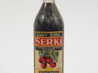 Vente aux enchères 1 TRES VIEILLE BOUTEILLE SERKI BENOIT SERRES (GUIGNOLET AUX CERISES)