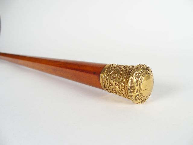 Canne XIXe en bois, pommeau en or gravé à décor de rinceaux feuillagés