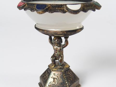 Baguier en argent, agate et pierres dures. H. 7,5 cm