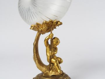 Baguier de style Louis XIV en bronze et cristal, figurant un amour sur
