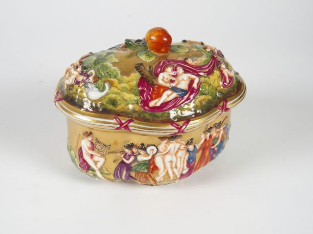 Boite couverte XIXe en porcelaine de Capodimonte à décor polychrome de