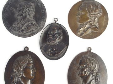 5 plaques en bronze à décor en relief de personnages célèbres