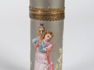 Flacon de parfum en émail à décor polychrome d'une porteuse d'eau, mon