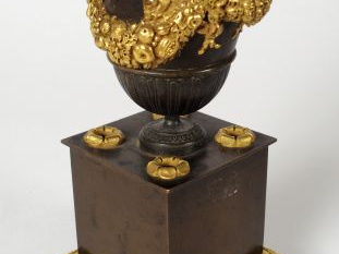 Encrier Empire en bronze à double patine, à décor de vase à l'antique,